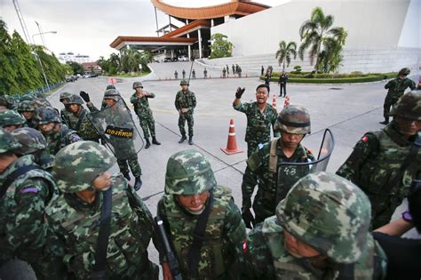 De Thaise Coup van 2014: Een Militaire Interventie die de Democratische Ontwikkeling in Thailand Remde